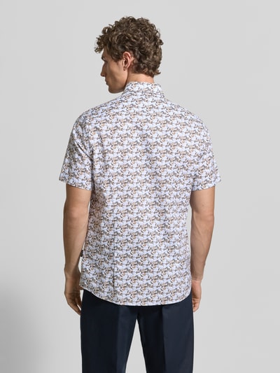 Męski model nosi Slim Fit Freizeithemd mit Button-Down-Kragen od bugatti z bawełny, wzór na całej powierzchni, długość tyłu 76 cm, szerokość ramion 46 cm, długość rękawów 24 cm, widok całej sylwetki z tyłu.