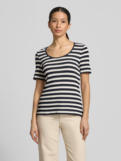 Frauenmodel trägt Strickshirt mit Rundhalsausschnitt von More & More, Reine Baumwolle, Slim-Fit, Allover-Look, Rückenlänge 60 cm, Ganzkörperansicht von vorne.