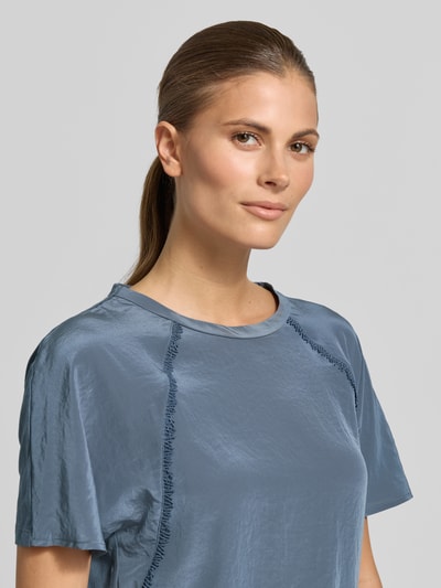 Frauenmodel trägt Regular Fit Bluse mit Zierbesatz von Luisa Cerano im Baumwoll-Modal-Mix, rundhals, kurzärmelig, Nahaufnahme Oberkörper.