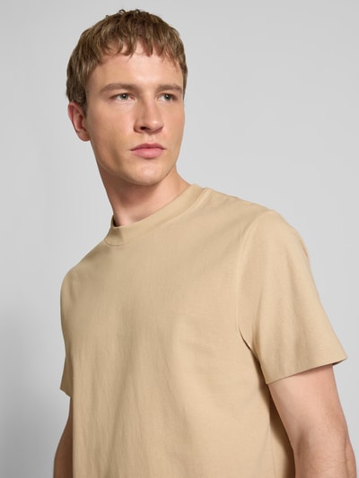 Männermodel trägt Relaxed Fit Oversized Shirt aus reiner Baumwolle von Marc O'Polo Denim, Optik: Unifarben, Nahaufnahme Oberkörper