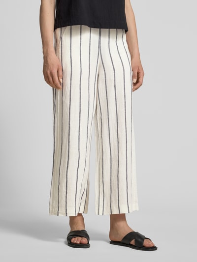 Frauenmodel trägt Straight Fit Leinenhose aus reinen Leinen Modell 'Callie' von MAC, cremefarben mit schwarzen Streifen, verkürzte Passform, elastischer Bund mit Tunnelzug; Nahaufnahme Oberkörper bis Knöchel.