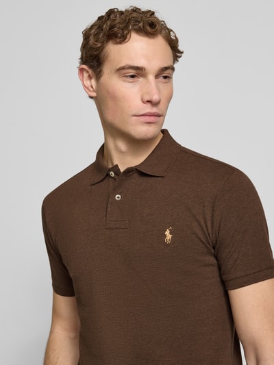 Męski model nosi Slim Fit Poloshirt aus reiner Baumwolle od Polo Ralph Lauren, brązowy melanż, logo, krótki rękaw, piqué, zbliżenie górnej części ciała.