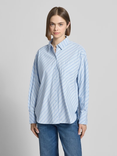Frauenmodel trägt Relaxed Fit Bluse mit Brusttasche von JJXX in Hellblau mit weißen Streifen aus Reine Baumwolle, Ganzkörperansicht von vorne. Rückenlänge bei Größe S: 78 cm, Ärmellänge bei Größe S: 60 cm, Modell 'JAMIE', Hemdblusenkragen.