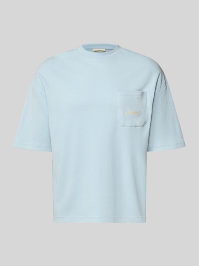 Produktfoto, hellblaues T-Shirt mit Strukturmuster und Label-Stitching von PROHIBITED aus reiner Baumwolle, Regular-Fit, Rundhalsausschnitt, Brusttasche, Rückenlänge bei Größe M 64 cm.