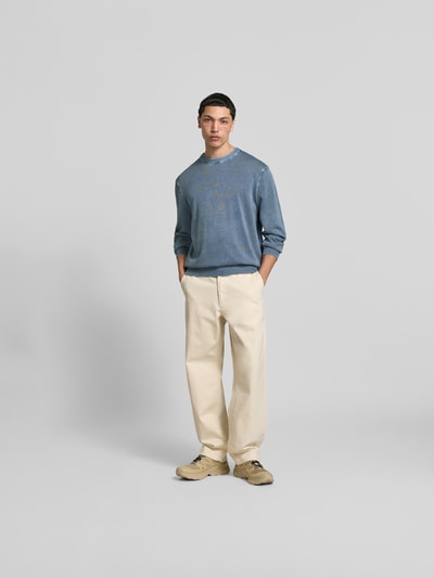 Männermodel trägt Relaxed Fit Pullover in Strick-Optik von ANNARR in Blau aus Reine Baumwolle mit Rundhalsausschnitt, Ganzkörperansicht von vorne
