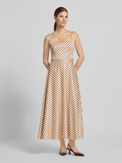 Frauenmodel trägt Cocktailkleid mit Karree-Ausschnitt und Bindegürtel von Jake*s Cocktail mit A-Linie, Midilänge, beige mit schwarzen Punkten, breite Träger, Rückansicht, Ganzkörperansicht von vorne.
