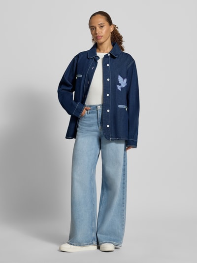 Frauenmodel trägt Jacke aus reiner Baumwolle in Denim-Optik Modell 'Edda' von LOLLYS LAUNDRY, Relaxed Fit, Motiv-Stitching, Ganzkörperansicht von vorne.