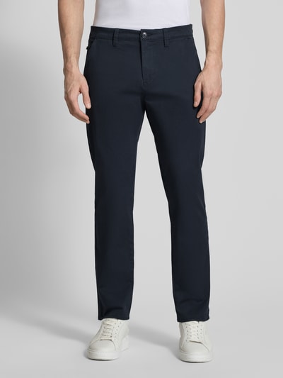 Männermodel trägt Hose mit Paspeltaschen am Gesäß Modell 'Brent' von Matinique in Dunkelblau, Regular Fit, Nahaufnahme Oberkörper.
