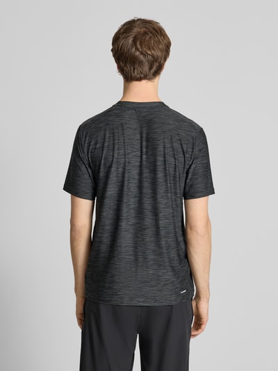 Männermodel trägt T-Shirt mit Label-Print von adidas Training in Dunkelgrau, Material-Mix mit Stretch, Ganzkörperansicht Rückansicht.