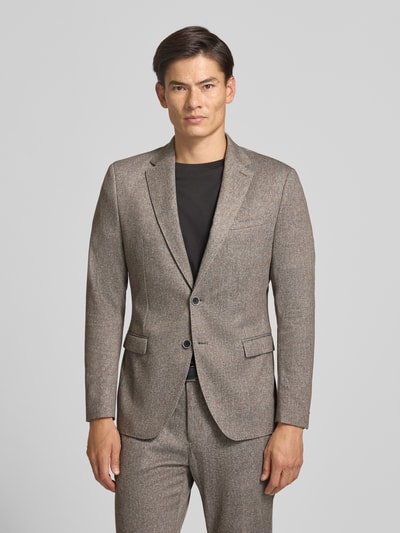 Männermodel trägt Regular Fit Sakko mit Lyocell-Baumwoll-Anteil Modell 'Jogg' von s.Oliver BLACK LABEL, melierte Optik, Ganzkörperansicht von vorne.