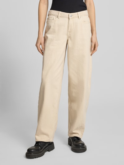 Kobiece modelka nosi Wide Fit Jeans im 5-Pocket-Design Modell 'Barrel' od JJXX, czysty bawełniany materiał, beżowy kolor, szerokość w rozmiarze 27/32: 38 cm, długość nogawki od wewnątrz: 78 cm, całkowity widok z przodu