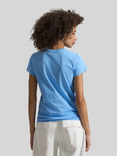 Kobiece modelka nosi T-shirt mit Label-Stitching von Polo Ralph Lauren z bawełny, krój regular fit, wyhaftowane logo, długość tyłu 54 cm, widok całej sylwetki z tyłu.