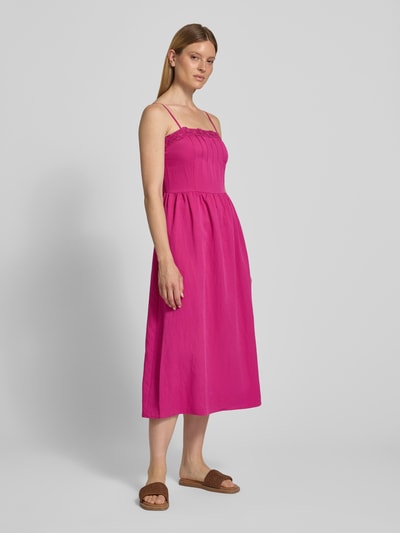 Frauenmodel trägt Midikleid aus Lyocell-Mix mit Spitzenbesatz von Jake*s Casual in Pink, A-Linie, Spaghettiträger, Ganzkörperansicht von vorne, Rückenlänge 103 cm, Brustweite 36 cm, Viskose-Anteil.