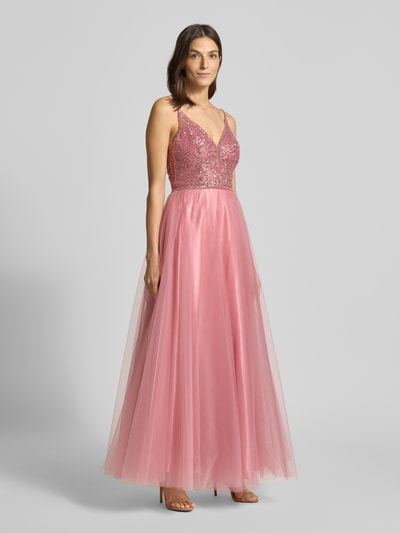 Frauenmodel trägt Abendkleid mit Pailettenbesatz von Hey Kyla in Rosa, ausgestellter Tüll-Rock, Spaghettiträger, Ganzkörperansicht von vorne.