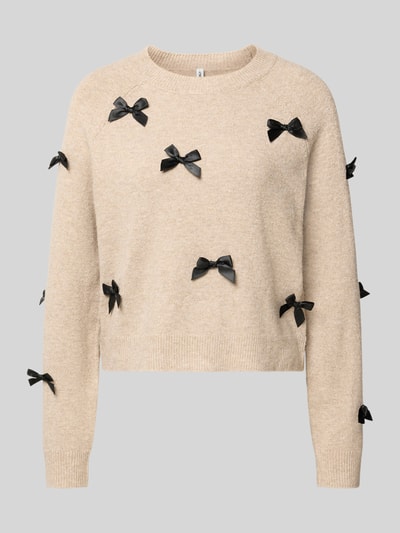 Produktfoto, beige Regular Fit Pullover mit Raglanärmeln Modell 'NOELLE' von ONLY, schwarze Schleifendetails, Damen Pullover von ONLY