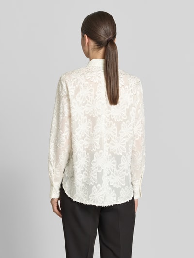 Männermodel trägt Regular Fit Hemdbluse mit floralem Muster von s.Oliver BLACK LABEL, biała, semitransparentna, krój regular fit, materiał chiffon, guziki, kołnierzyk koszulowy, długie rękawy, mankiety, widoczne faktury i wzory, Ganzkörperansicht Rückansicht.