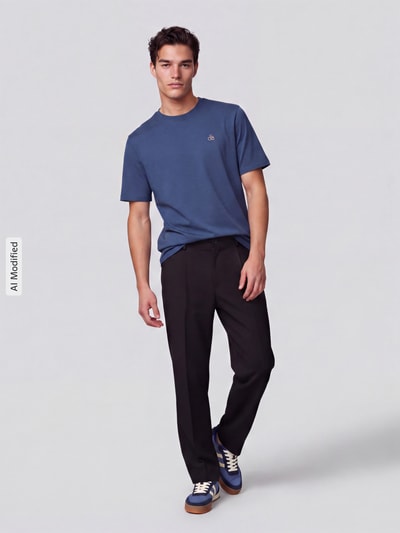 Männermodel trägt T-Shirt mit Label-Stitching und Rundhalsausschnitt von Scotch & Soda, reine Baumwolle, Regular Fit, Ganzkörperansicht von vorne, KI-modifiziertes Bild.