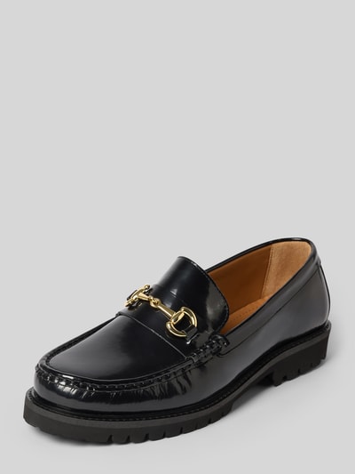Produktfoto, glänzender schwarzer Loafer aus echtem Rindsleder Modell 'HUGO' von Selected mit goldfarbener Schnalle auf grauem Hintergrund.