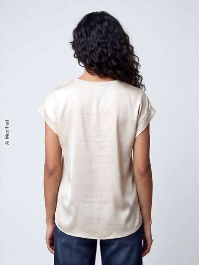 Frauenmodel trägt Blusenshirt mit fixierten Ärmelaufschlägen Modell 'VIELLETTE' von VILA, Viskose-Mix, lockerer Schnitt, Ganzkörperansicht Rückansicht, KI-modifiziertes Bild.