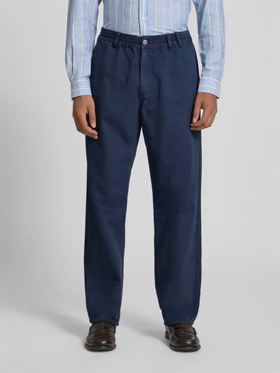 Männermodel trägt Jeans mit elastischem Bund von Forét in Dunkelblau, Reine Baumwolle, Straight Fit, Gesäßtaschen, Nahaufnahme Oberkörper.