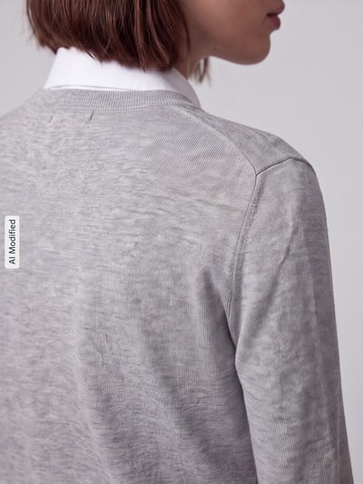 Frauenmodel trägt Regular Fit Strickjacke aus Woll-Mix mit Lyocell-Kaschmir-Anteil Modell 'Sfabro' von HUGO, Damen Strickjacke, Nahaufnahme Rückenpartie, KI-modifiziertes Bild.