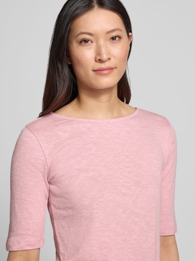Vrouwenmodel draagt T-shirt met U-boothals van Christian Berg Woman van puur katoen, regular fit, gemêleerd design, ruglengte maat S 58 cm, detailopname bovenlichaam.