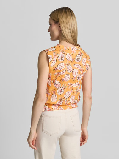 Frauenmodel trägt Regular Fit Bluse im ärmellosen Design von Emily Van den Bergh aus Reiner Baumwolle mit Allover-Motiv-Print, Rüschenbesatz am elastischen Bund, Schlüsselloch-Ausschnitt, Rückenlänge bei Größe 36: 54 cm, Ganzkörperansicht Rückansicht.