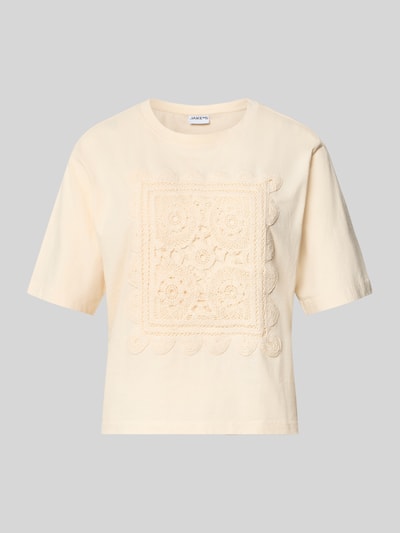 Produktfoto, Regular Fit T-Shirt aus reiner Baumwolle Modell 'T066-BFCrochet' von Jake*s Casual in Beige mit Häkelapplikation vorn, glatte Textur.