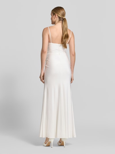 Frauenmodel trägt Abendkleid mit seitlichem Gehschlitz und Spaghettiträgern von Hey Kyla, Baumwoll-Mix mit Stretch-Anteil, Maxikleid, körpernaher Schnitt, V-Ausschnitt, Raffungen, rückseitiger Haken- und Reißverschluss, glatter Stoff in Weiß, Ganzkörperansicht Rückansicht.