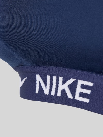 Produktfoto, Slim Fit sport-BH mit Logo-Detail Modell 'Indy' von NIKE TRAINING aus Elastischer-Material-Mix, dunkles Blau, weiße Logostickerei, klare Struktur