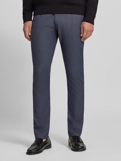 Männermodel trägt Straight Fit Hose aus Baumwoll-Mix Modell 'Yarn' von bugatti in Dunkelblau, feine Struktur, Nahaufnahme Unterkörper, elastischer Bund, 5-Pocket-Design, Knopf- und Reißverschluss, Kontext: Herren Hose, Bundweite 40 cm, Innenbeinlänge 81 cm.
