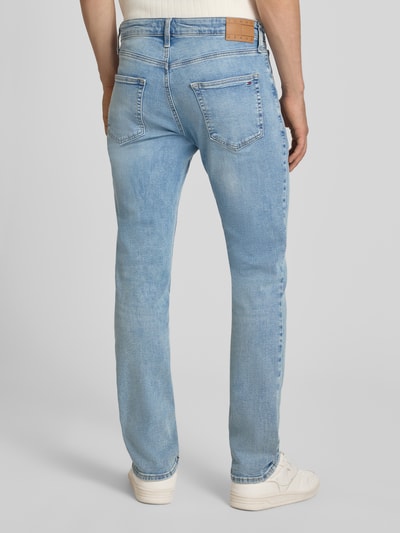 Männermodel trägt Slim Fit Jeans Modell 'SCANTON SLIM BI216' van Tommy Jeans in denimlook met 5-pocketmodel, heren, ganzlichaamsaanzicht achteraan.