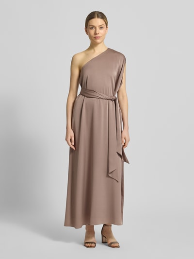 Kobiece modelka nosi Cocktailkleid im One-Shoulder-Design mit Bindegürtel von Windsor, satyna, taliowany krój, sukienka midi, wiązany pasek, wszyty zamek błyskawiczny w szwie, długość tyłu w rozmiarze 36: 123 cm, szerokość w rozmiarze 36: 47 cm, całopostaciowy widok z przodu.