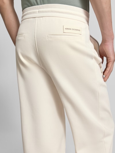 Männermodel trägt Regular Fit Sweatpants mit Gesäßtaschen Modell 'Pantaloni' von ARMANI EXCHANGE aus Baumwoll-Mix, Detailaufnahme Rückansicht.