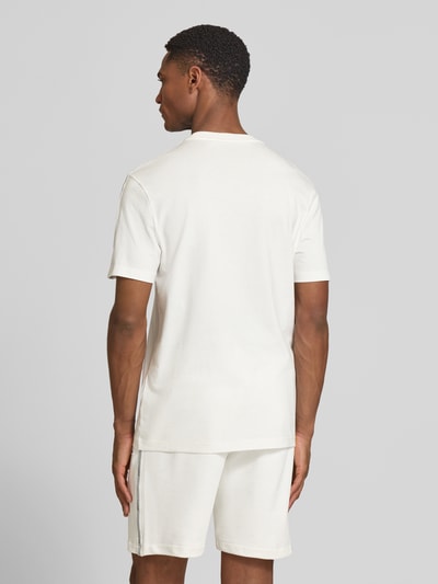 Męskimodel nosi Regular Fit T-Shirt aus reiner Baumwolle von Lacoste, jednokolorowy, krój regular fit, logo, okrągły dekolt, krótki rękaw, bawełna, ganzkörperansicht rückansicht