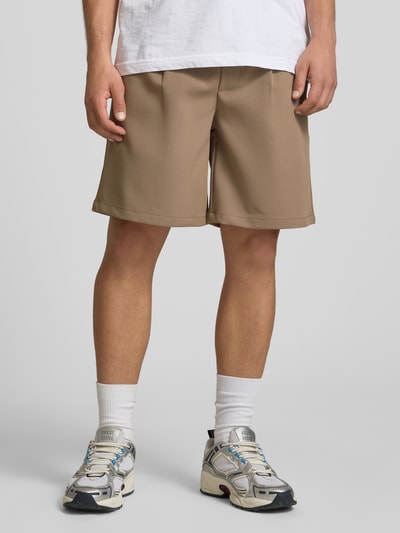 Mannelijk model draagt Loose Fit Shorts met elastische tailleband model 'WILL' van Only & Sons, effen, met bandplooi, steekzakken, achterzak, volledige lichaamsvoorzijde.