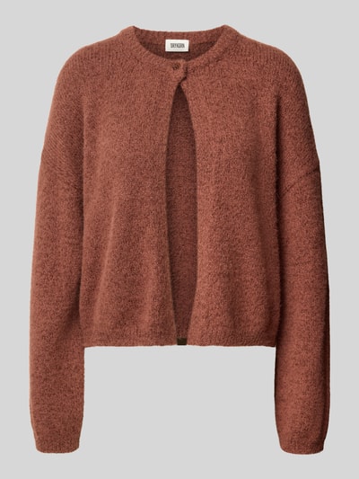 Produktfoto, braune Strickweste mit Knopfverschluss Modell 'MARENNA' von DRYKORN, relaxed Fit, Alpaka-Mix, Rundhalsausschnitt, strukturierte Oberfläche, Damen Strickweste