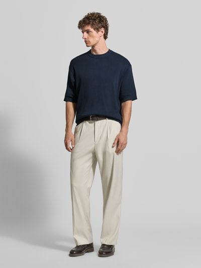 Männermodel trägt Regular Fit T-Shirt aus reiner Bio-Baumwolle Modell 'MATTIS' von SELECTED HOMME, Optik: Unifarben, Ganzkörperansicht von vorne