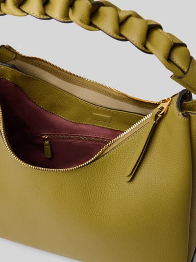 Produktfoto, Handtasche mit Label-Detail Modell 'BOHEME' von Coccinelle in Olivgrün, Hauptfach mit Reißverschluss, Innenfach mit Reißverschluss, Tragehenkel, Größe ca. 36x34x12 cm, Schulterriemenlänge 44 cm, strukturierte Leder-Optik, goldfarbene Details, Kontrastfutter in Bordeaux.