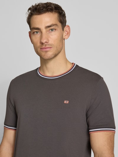 Männermodel trägt T-Shirt mit Kontraststreifen und Rundhalsausschnitt von Christian Berg Men aus Baumwoll-Elasthan-Mix, Regular-Fit, Nahaufnahme Oberkörper. Rückenlänge bei Größe M: 71 cm.