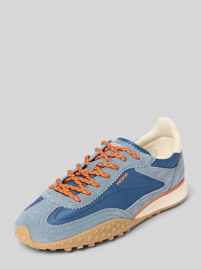 Produktfoto, Sneaker aus Leder-Mix mit Logo-Detail Modell 'Bridge' von HOFF in Blau mit orangefarbenen Schnürsenkeln, rutschfeste Sohle, abgerundete Passform, Absatzhöhe 2 cm, Schafthöhe 8 cm, Schaftweite 8 cm, Seitenansicht, einfache Struktur und glatte Texturen.