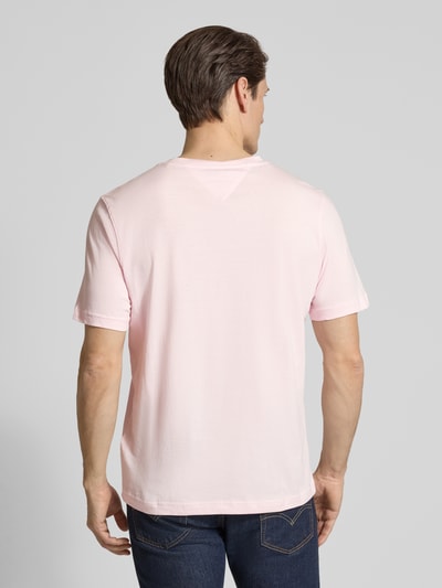 Männermodel draagt Regular Fit T-shirt uit puur katoen Model 'BRAND LOVE TEXT' van Tommy Hilfiger, look: effen, korte mouw, ronde hals, applicatie met labelstitching, gestikt logo, pure katoen, ganzkörperansicht rückansicht.