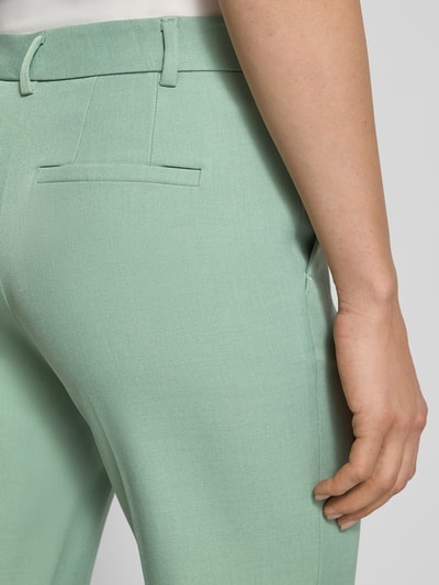 Frauenmodel trägt Stoffhose mit Gesäßtasche von Jake*s Collection in Mintgrün, Material-Mix mit Stretch, Detailaufnahme Rückansicht.