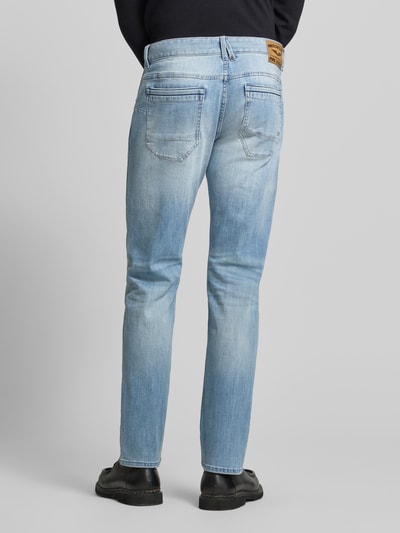 Männermodel trägt Regular Fit Jeans im Used-Look Modell 'Nightflight' van PME Legend in lichtblauw, katoenmix met stretch, achteraanzicht, context: heren jeans, taillewijdte 45 cm, binnenbeenlengte 80 cm bij maat 32/32.
