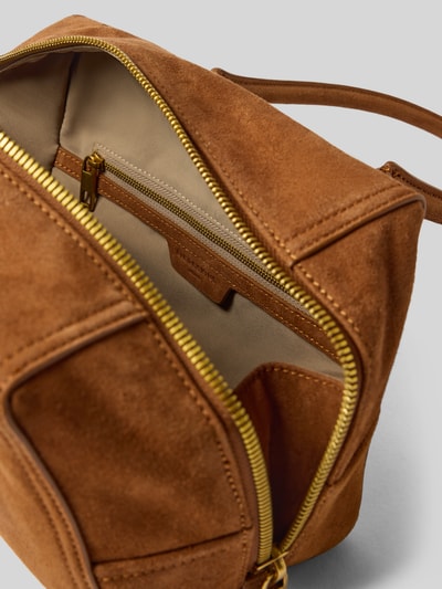 Produktfoto, Satchel aus echtem Leder Modell 'KAYLA' von LIEBESKIND BERLIN in Braun, glatte und weiche Textur, Reißverschluss, Innenfach sichtbar
