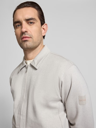 Männermodel trägt Regular Fit Sweatjacke aus Baumwoll-Mix Modell 'PE_TWIST' von BOSS Orange, Optik: Unifarben, Nahaufnahme Oberkörper.