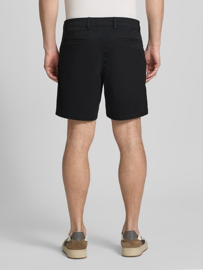 Männermodel trägt schwarze Shorts mit französischen Eingrifftaschen von GAP, Baumwoll-Mix, Straight Fit, Ganzkörperansicht Rückansicht.