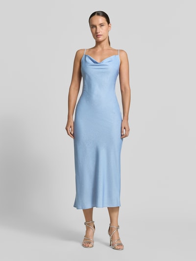 Kobiece model prezentuje sukienkę midi GUESS Slim Fit Midikleid mit Viskose-Anteil Model 'Lina', mieszanka wiskozy, błękitna, obszycie z kamieni stras na całej powierzchni, cienkie ramiączka, Długość tyłu w rozmiarze S: 118 cm, Szerokość w rozmiarze S: 33 cm, widok całej sylwetki z przodu.