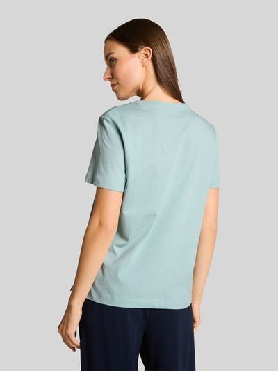 Frauenmodel trägt Regular Fit T-Shirt aus reiner Baumwolle von Tom Tailor, Optik: Unifarben, Jersey, Kurzarm, Rundhals, Rückansicht, Ganzkörperansicht Rückansicht
