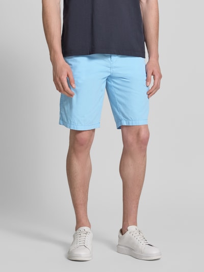 Männermodel trägt Regular Fit Chino-Shorts mit Gürtel und Eingrifftaschen von Petrol aus reiner Baumwolle, Ganzkörperansicht von vorne.
